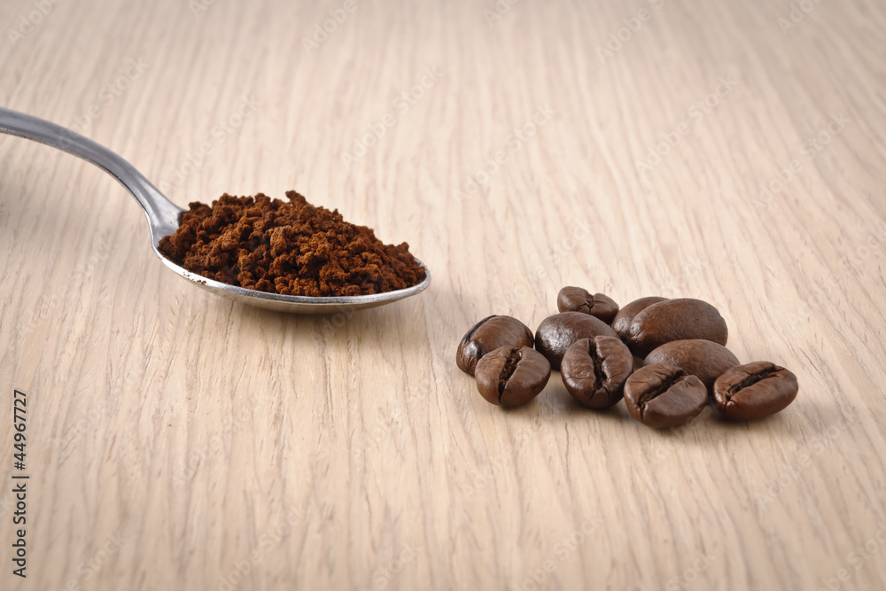 Fototapeta premium Caffè tostato e solubile