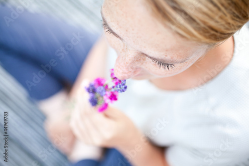 Frau riecht an Lavendel