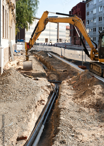 Verlegung von Leerrohr für Kabel beim Strassenbau