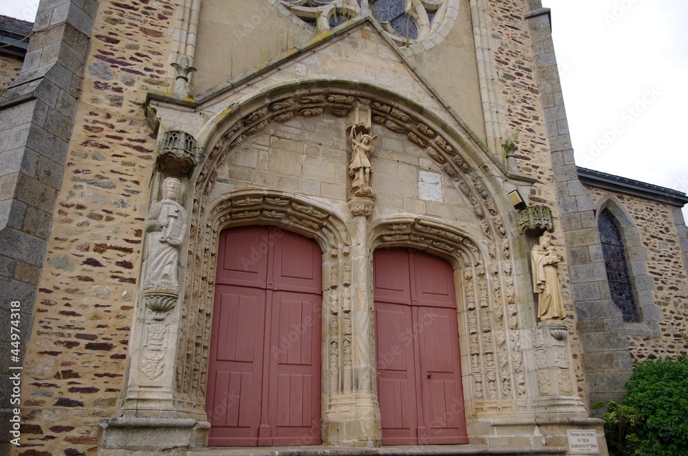 Portes de l'église St Pierre de Mauron (56)
