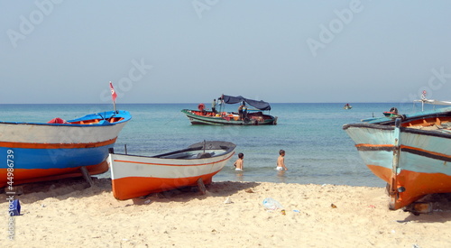 bateau de pêche sur la plage d'Hammamet 9