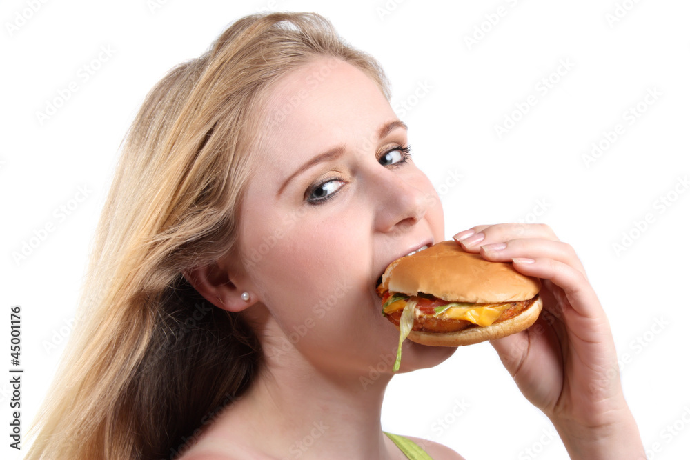 Mädchen beißt in vegetarischen Burger