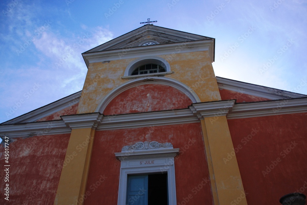 façade de l'église ocre de Nonza
