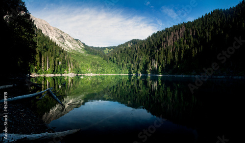 Зеркальное горное озеро