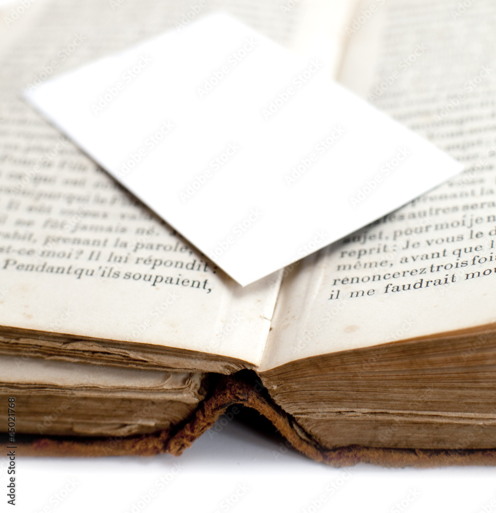 Obraz premium carte blanche sur un vieux livre de bibliothèque
