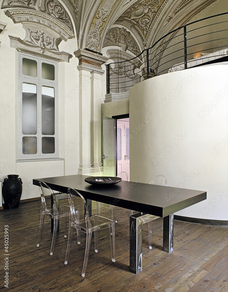 tavolo da pranzo moderno con sedie di plastica trasparente Stock Photo