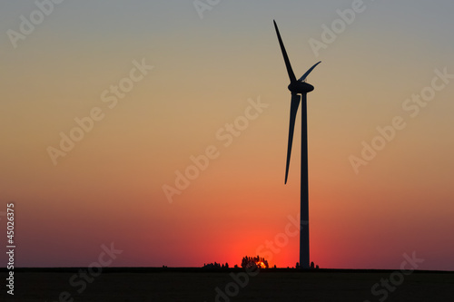 Ombre chinoise d'éolienne au soleil couchant