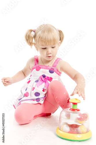 The girl collects a pyramid
