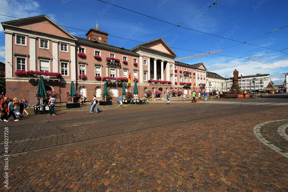 Fototapeta premium Rathaus Karlsruhe mit Marktplatz