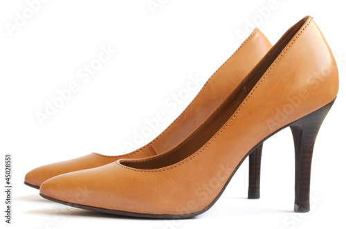 Escarpinsen cuir marron. Isolées sur fond blanc. Chaussures classiques de femme. 