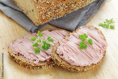 Vollkornbrot mit Leberwurst