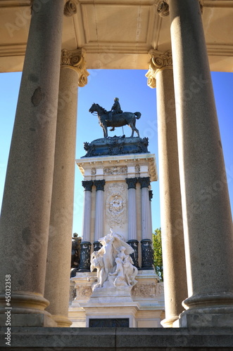 Pomnik Alfonsa XII w parku Retiro w Madrycie, Hiszpania #45032358