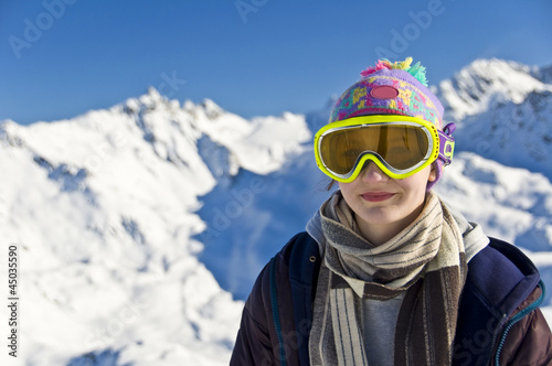 Portrait d'une jeune fille au ski - Alpes