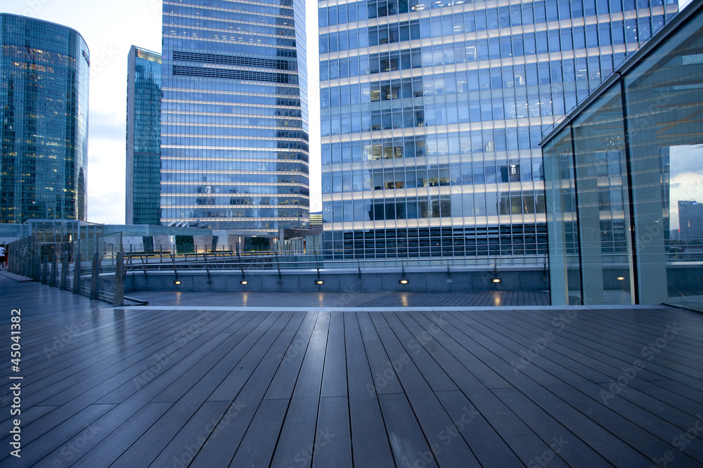 Fototapeta premium Platform in fron of Office building