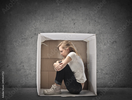 Fotografia Blonde Girl Crouched in a Box