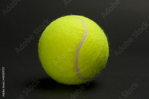Pelota de tenis sobre fondo negro © imstock