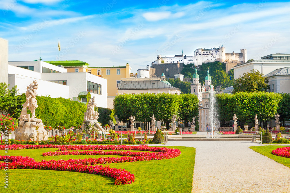 Naklejka premium Mirabell Gardens and Hohensalzburg Fortress in Salzburg, Austria