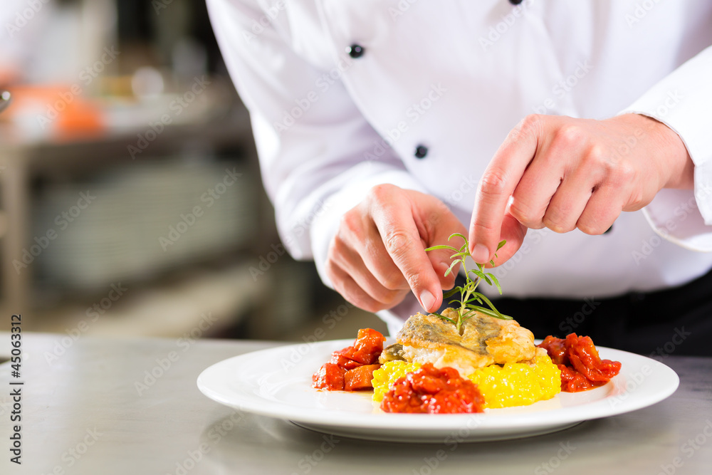 Köchin in Restaurant oder Hotel Küche beim kochen