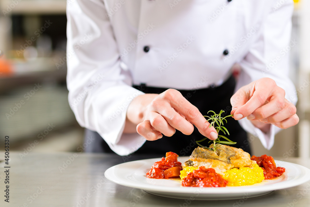 Köchin in Restaurant oder Hotel Küche beim kochen