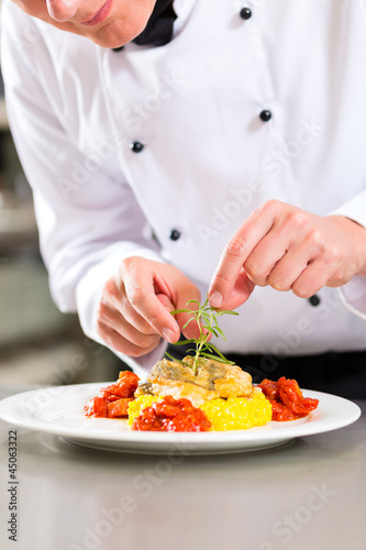 Köchin in Restaurant oder Hotel Küche beim kochen