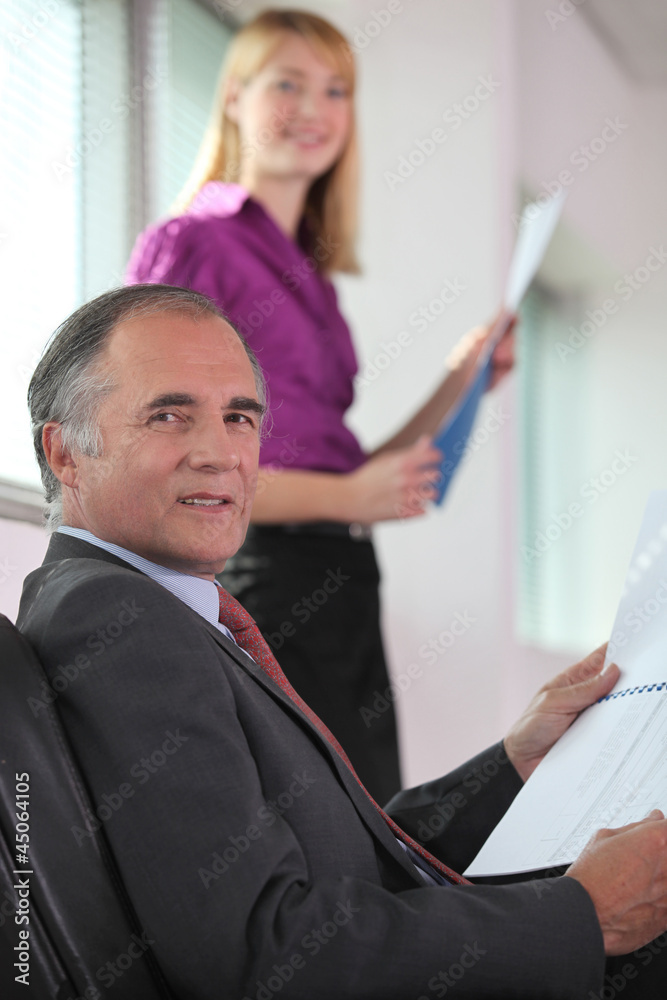 Obraz premium Boss running through presentation with assistant