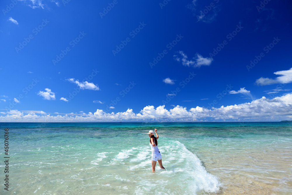 海辺で寛ぐ笑顔の女性