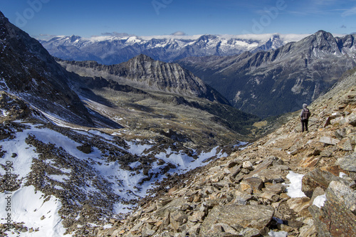 Hiking in den Alpen in Südtirol, Italien photo