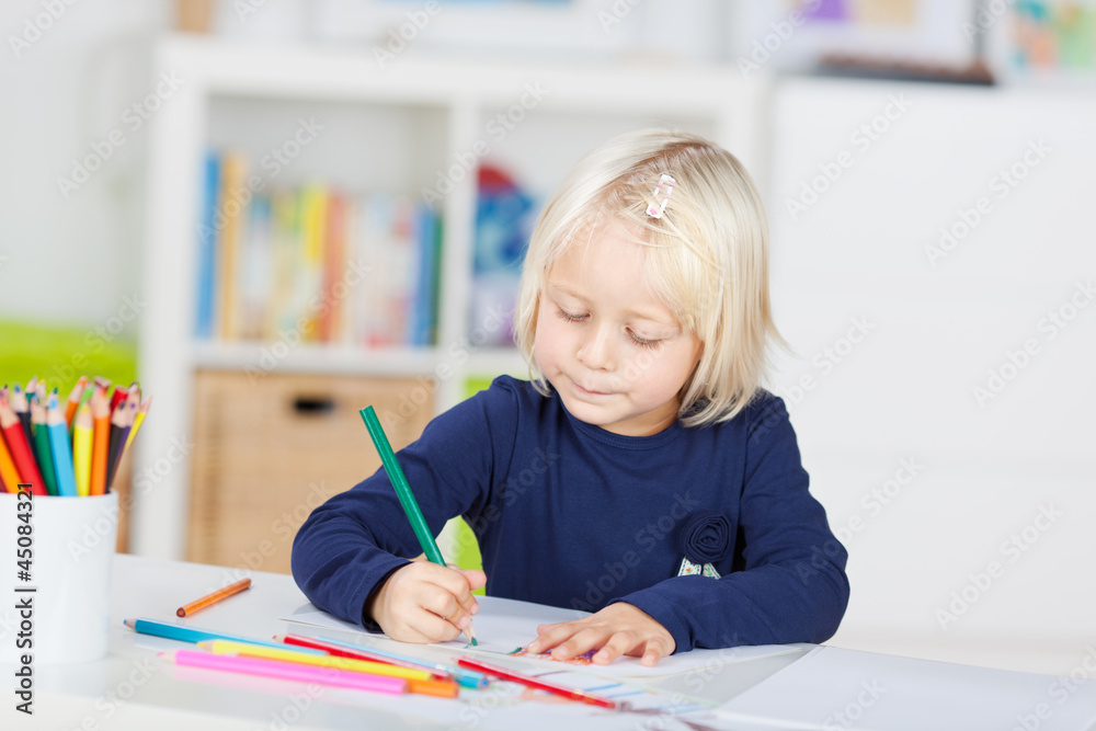 kindergartenkind malt mit buntstiften Stock Photo Adobe Stock