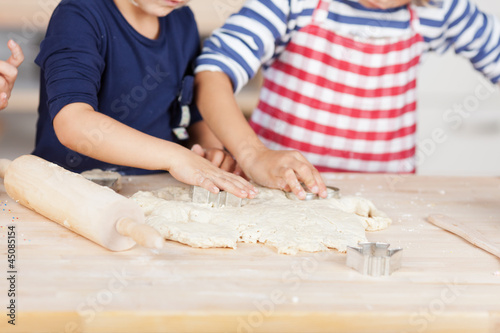 kinder stechen plätzchen aus