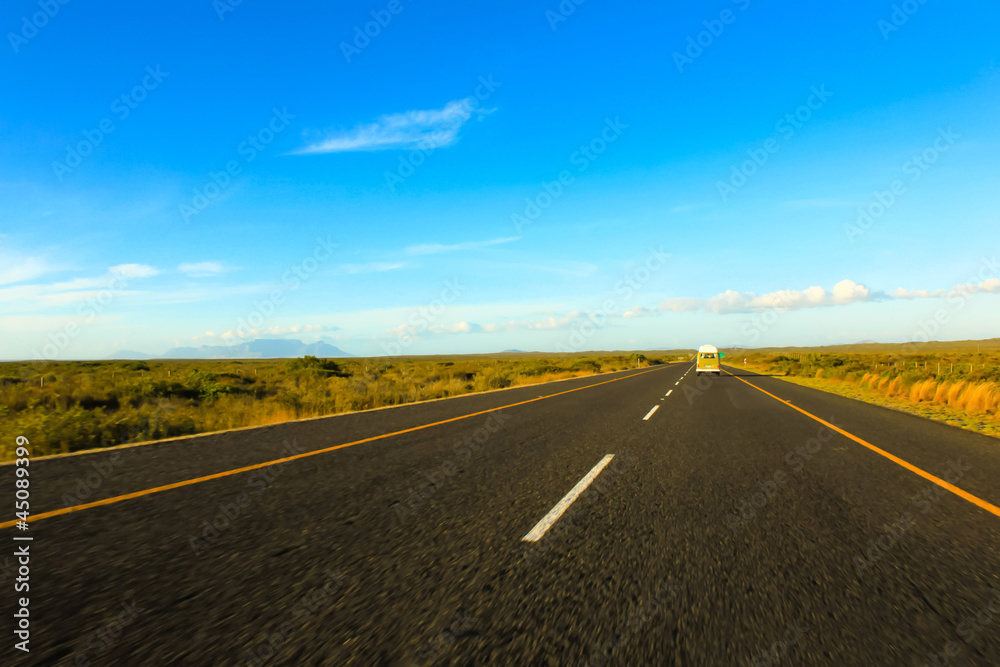 Sommer Sonne Bus auf Straße