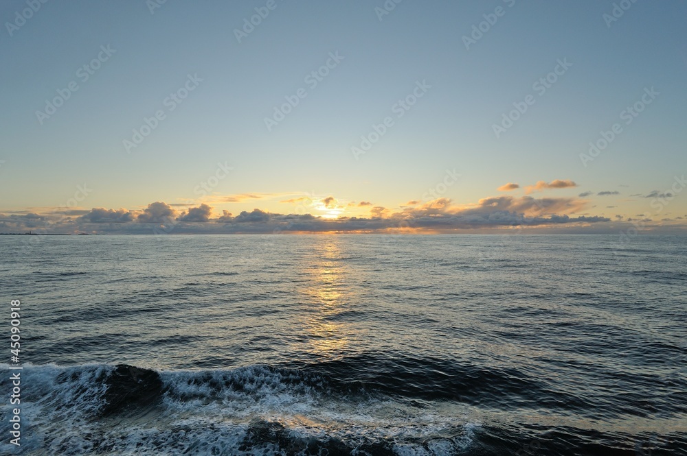 Obraz premium Sunset over the Atlantic Ocean from the coast of Northern Norway