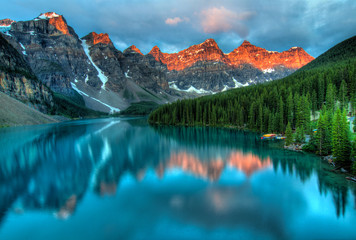 Fototapete Landschaften Moraine Lake Sunrise Bunte Landschaft  © souvenirpixels