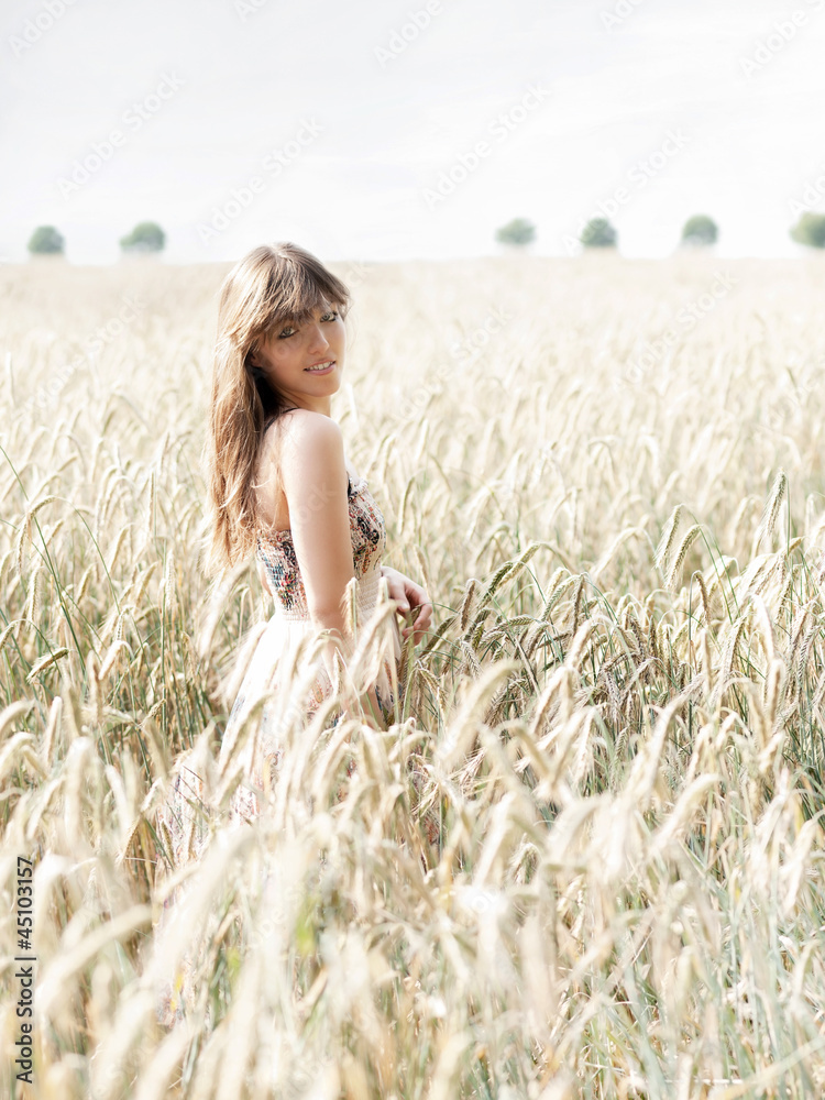 dunkelblonde junge frau in einem kornfeld dunkelblonde junge frau in einem kornfeld