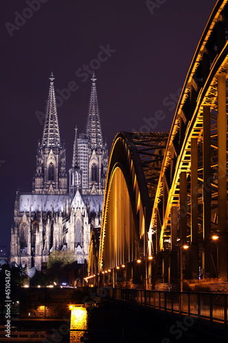 K  lner Dom und Hohenzollernbr  cke bei Nacht