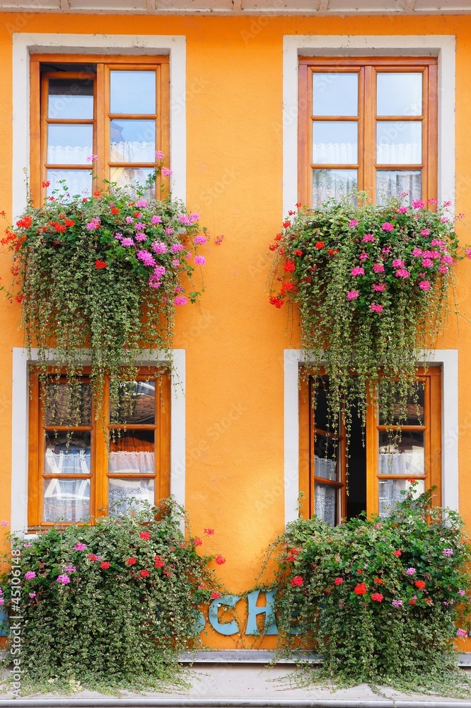Blumengeschmücktes Haus