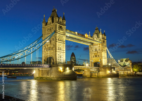 Wall Mural Tower Bridge at night