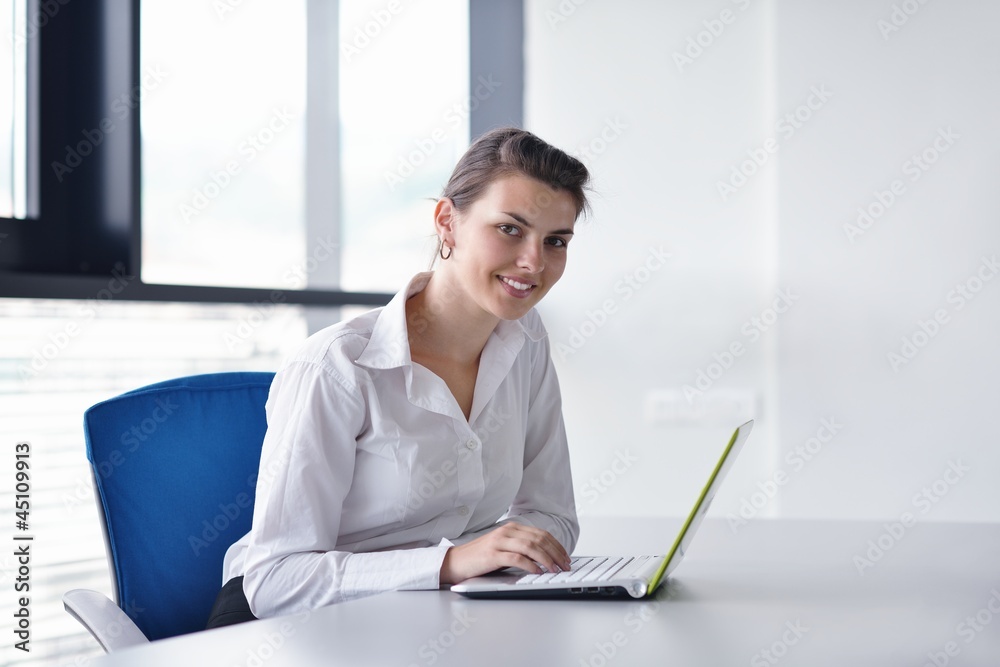 Obraz premium Young pretty business woman with notebook in the office