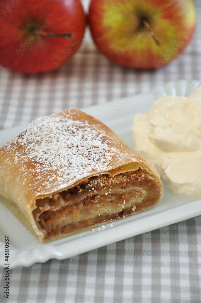 Apfelstrudel mit Schlag