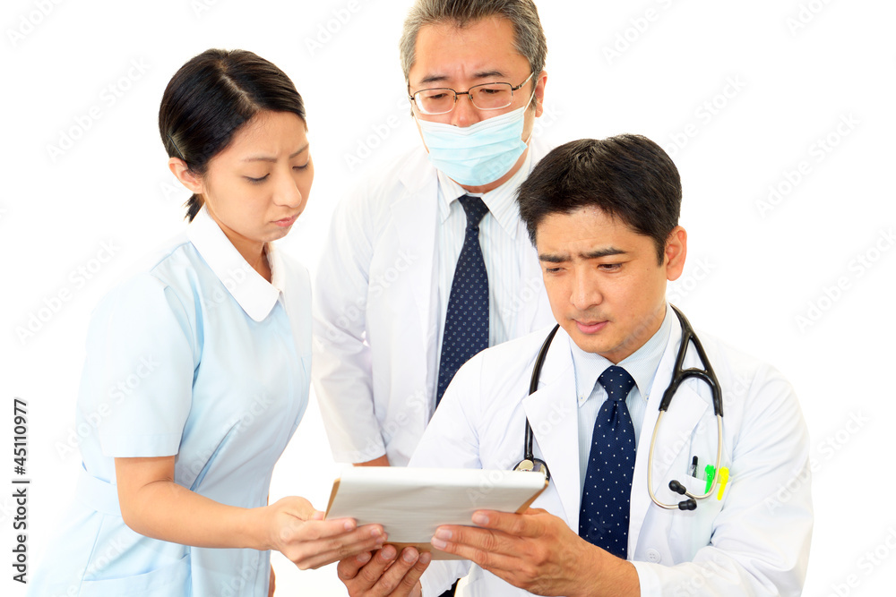 診療中の真剣な表情の医療チーム
