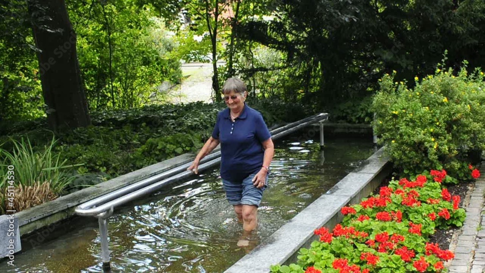 Seniorin beim Wassertreten nach Kneipp