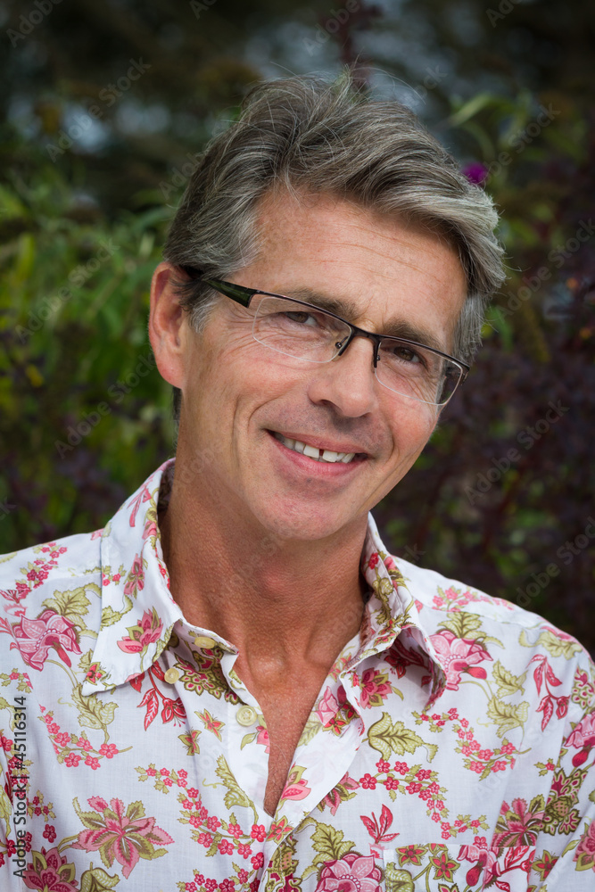 homme de 50 ans souriant homme de 50 ans souriant