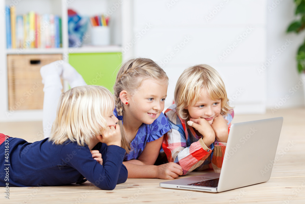 drei mädchen mit laptop im kinderzimmer drei mädchen mit laptop im kinderzimmer