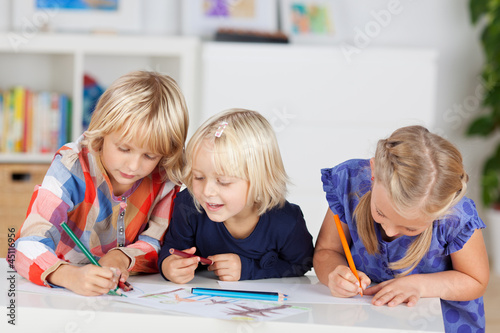 Foto drei kinder malen zusammen