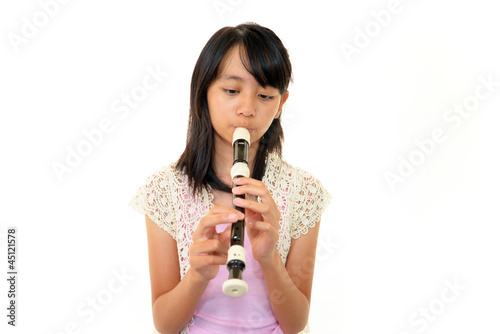 たて笛の練習をする女の子
