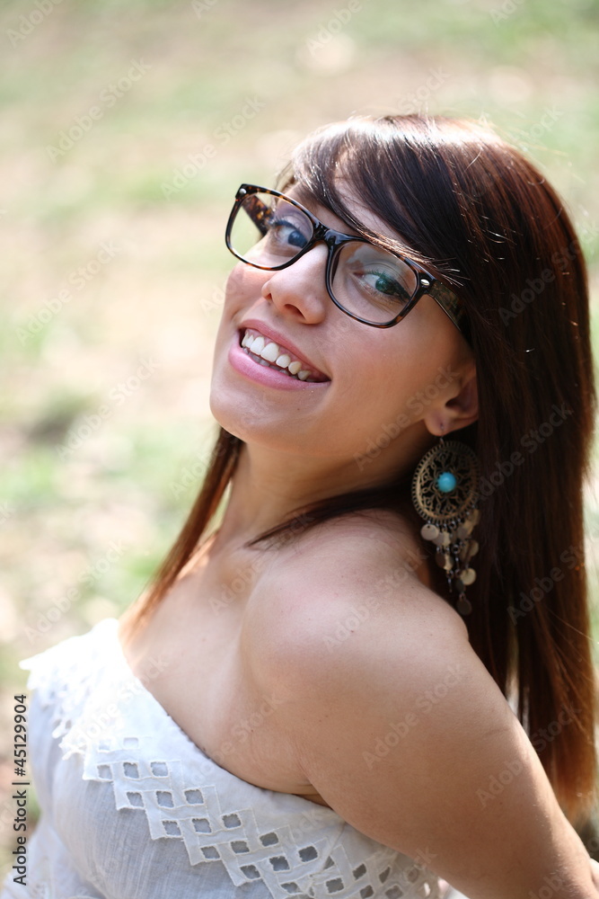 Ragazza con occhiali nel bosco