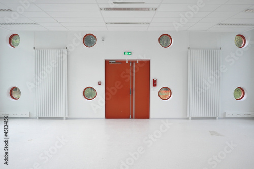 sortie de secours rouge