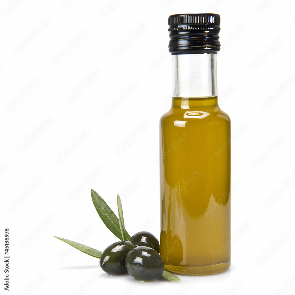 Aceite de oliva de primera calidad y aceitunas con hojas Aceite de oliva de primera calidad y aceitunas con hojas