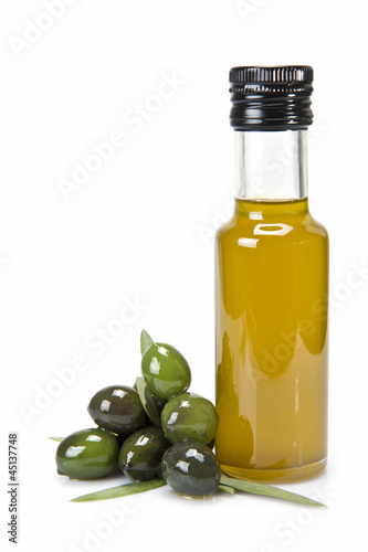 Aceitunas verdes con su aceite de oliva en botellado