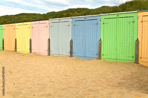 farbenfrohe Badehäuschen am Strand © Blacky