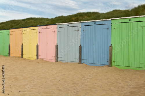 farbenfrohe Badehäuschen am Strand © Blacky